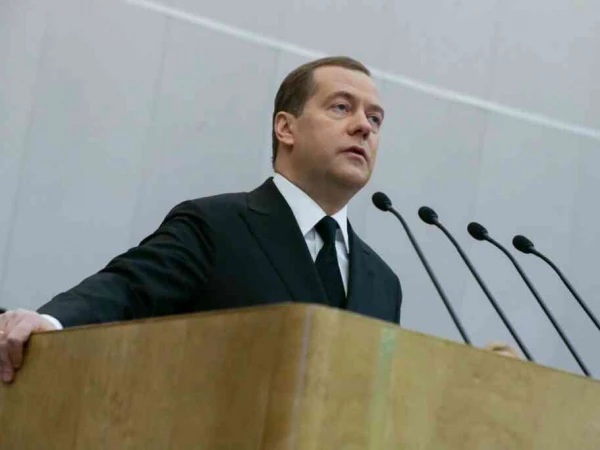 Медведев допустил подачу иска по изъятию резиденции президента Польши