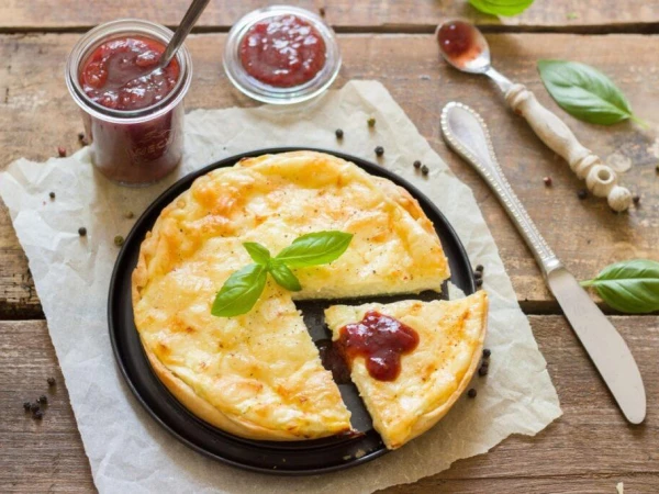 Эта запеканка на вкус почти как чизкейк, но готовится проще