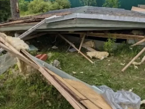 Бытовка рухнула на двух рабочих при сносе в Лужском районе
