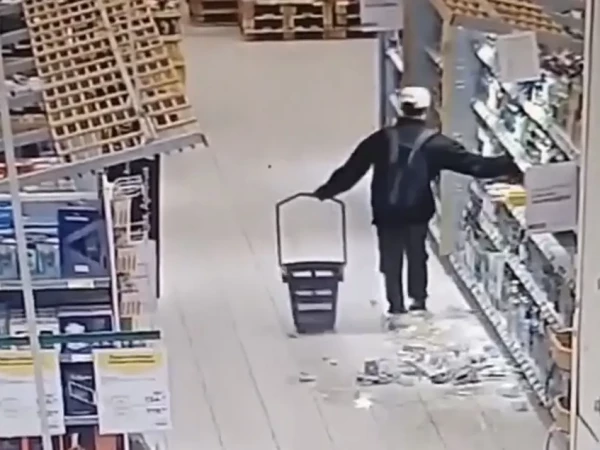 За сутки до «Алых парусов» покупатель в гипермаркете на Выборгском шоссе разбил об пол десятки бутылок с алкоголем