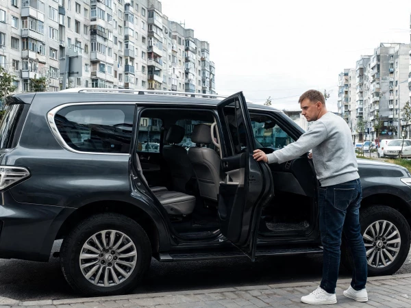 Водителей праворульных машин хотят учить отдельно: зачем это нужно регионам
