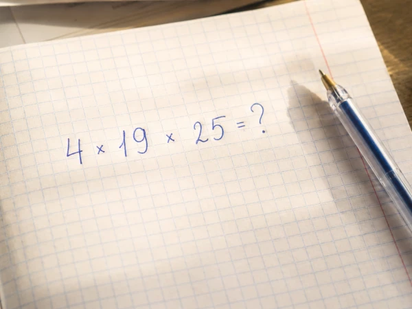 90% людей начинают умножать неправильно: решите «4 × 19 × 25» за 3 секунды