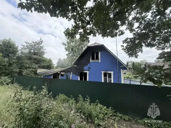 Кадры пожара на еще одной даче в Ленобласти, горел дом под Всеволожском
