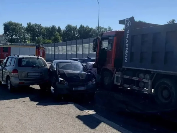 Грузовик протаранил 17 машин на трассе в Нижнем Новгороде