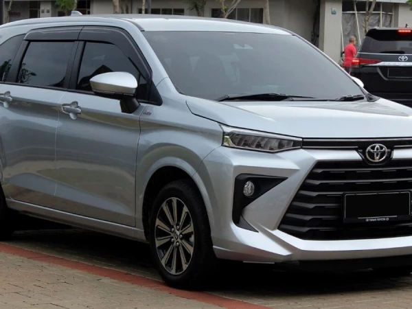 Toyota Veloz снова в России: семиместный авто дешевле конкурентов