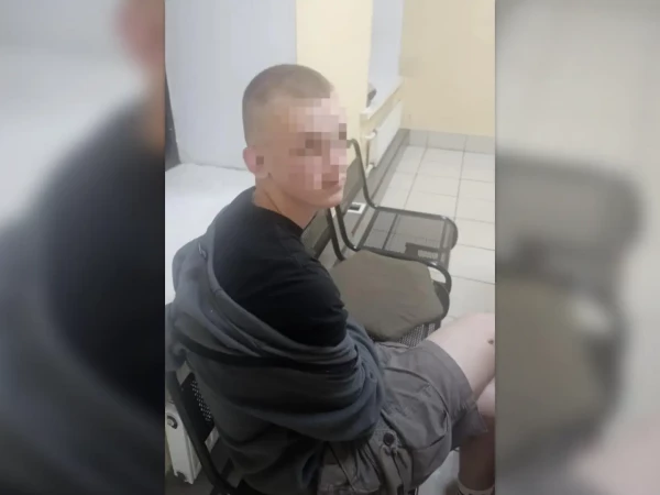 Вандал баллончиком испачкал стену доходного дома в центре Петербурга