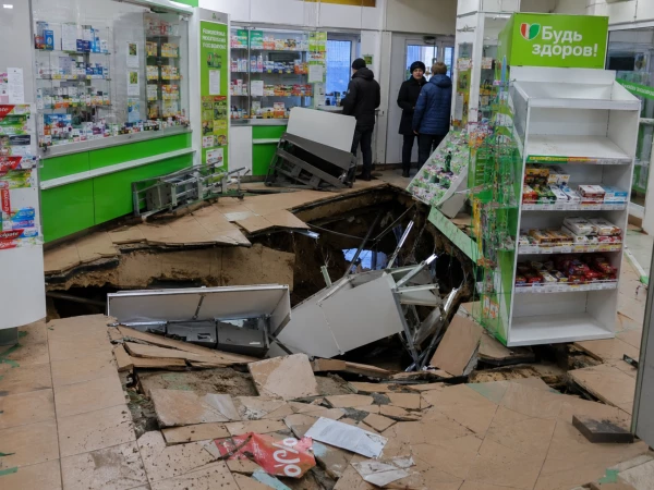 Аптека провалилась под ногами: в Петербурге после ЧП людей разместили в школе