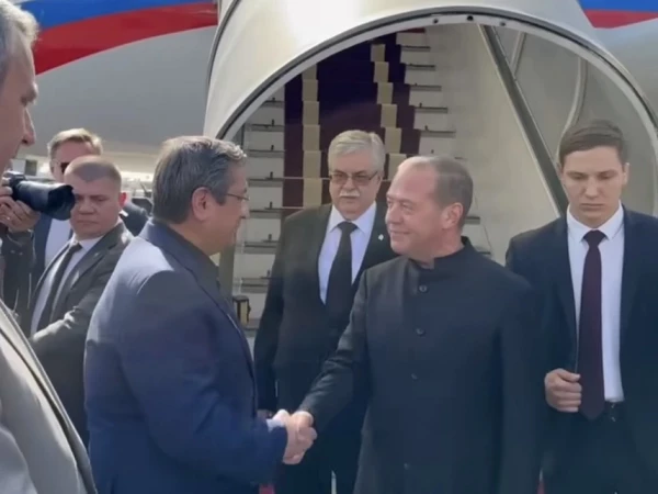 Медведев во френче прилетел в Тегеран на похороны Али Хаменеи