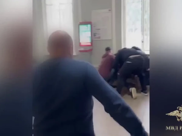 Волк показала кадры задержания на ж/д вокзале в Гатчине подозреваемого в расправе над пропавшей девочкой