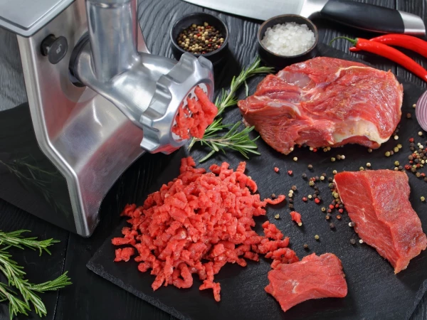 Хватит морозить мясо кирпичом: как правильно хранить фарш