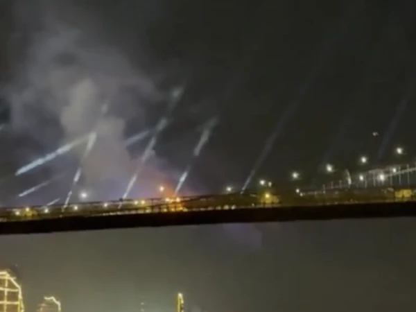 Бруклинский мост в Нью-Йорке загорелся во время праздничного салюта