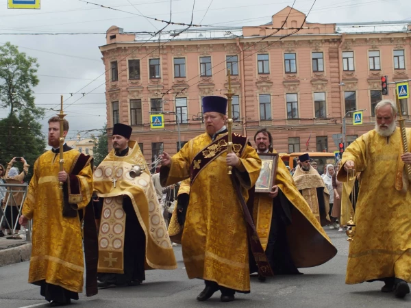 Большой фоторепортаж с крестного хода в честь апостола Матфия на Петроградке
