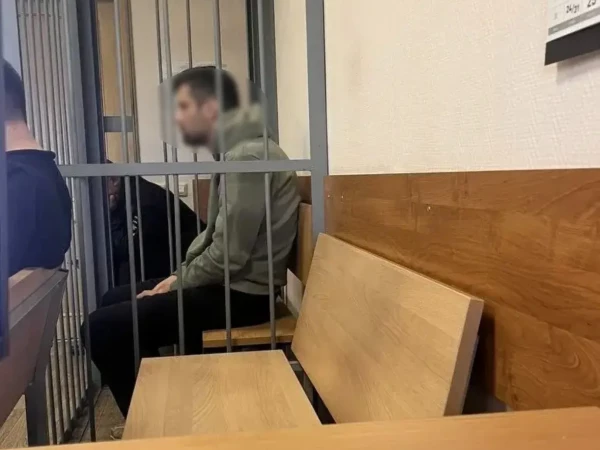 Суд арестовал курьера мошенников, забравшего у пенсионера из Петербурга 800 тысяч рублей