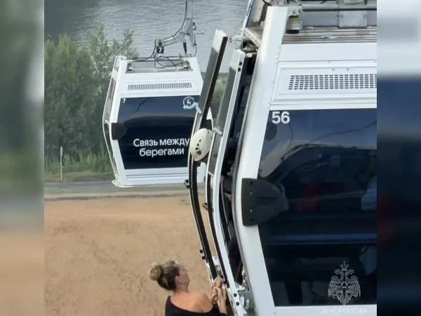 Людей с помощью тросов эвакуируют с канатной дороги через Волгу в Нижнем Новгороде