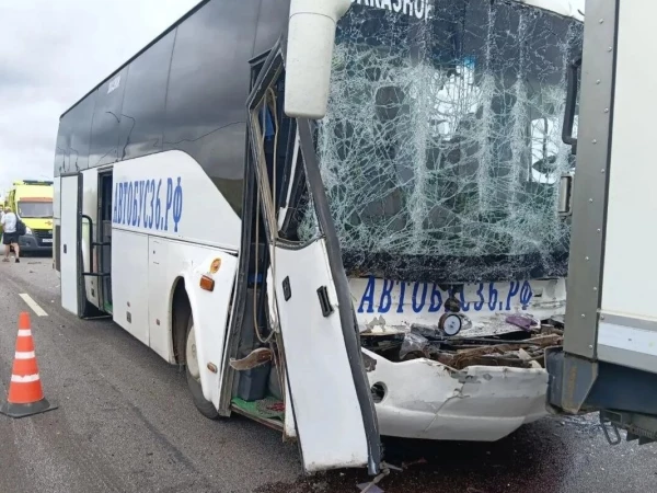 Под Воронежем в ДТП с автобусом пострадали 12 человек