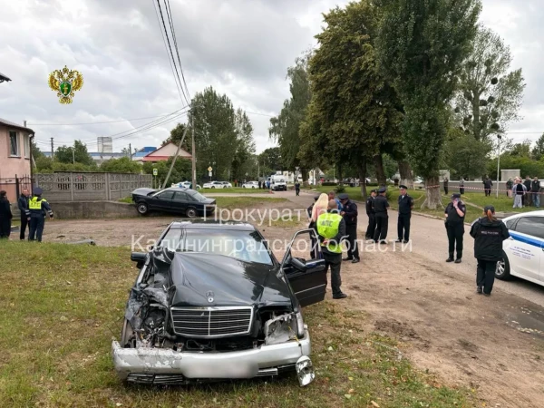 Пьяный водитель сбил мать с детьми на тротуаре в Калининграде, один ребенок погиб