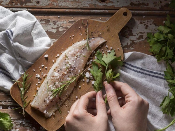Маринованная селедка получается нежной и ароматной: секретный маринад