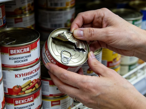 Мятая банка с консервами: можно ли покупать? Роспотребнадзор объяснил, где опасность