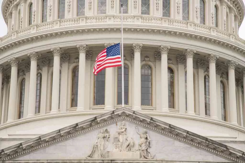 США готовят новые санкции против ЦБ, Сбера, Газпромбанка и ВТБ