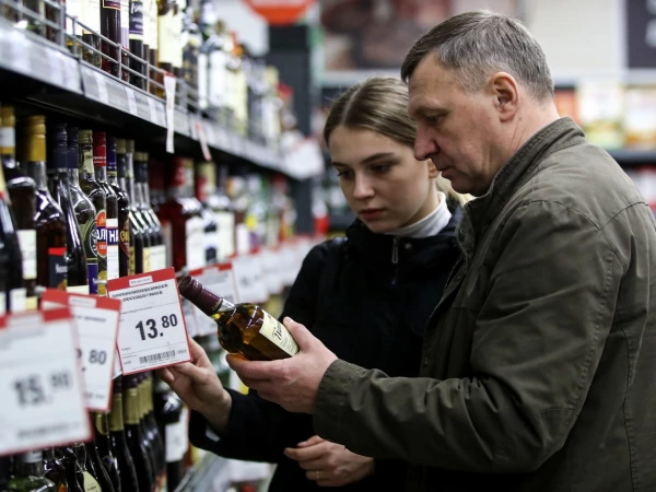 Россияне покупают меньше алкоголя, но производители зарабатывают больше: что происходит с рынком