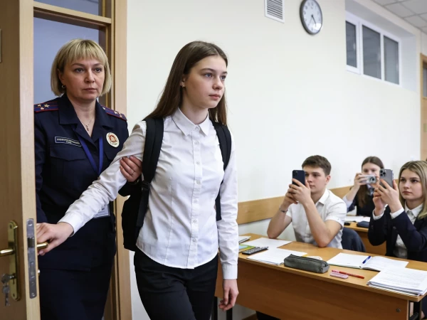 Пытались обмануть систему: пятнадцать выпускников в Петербурге удалили с ЕГЭ за шпаргалки и гаджеты