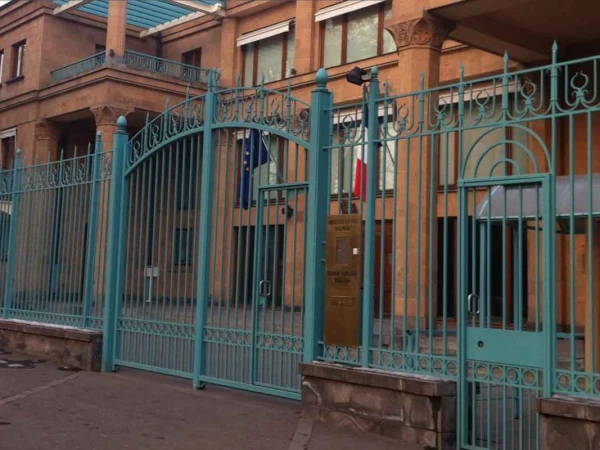 Посольство Франции в Ереване извинилось перед гостями приема за отравление