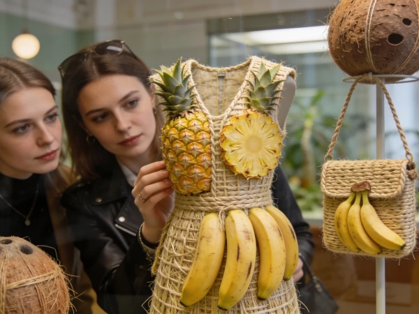 Платья из ананаса и ткани из баобаба: необычная выставка открылась в Петербурге