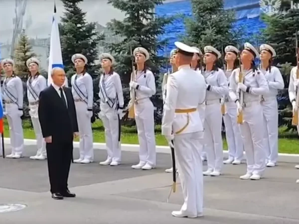 Путин в Адмиралтействе в день ВМФ: видео