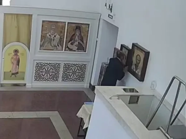 Поцеловавший икону в храме святого Иннокентия петербуржец сразу же выкрал оттуда драгоценности