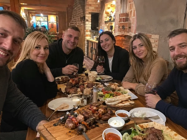 Ах, какой шашлычок! В этих ресторанах Петербурга пахнет мангалом и мясом — бронируем столики