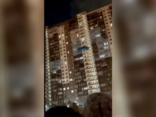 Петербуржец спрыгнул с парашютом с крыши ЖК «Чистое небо» в День ВДВ