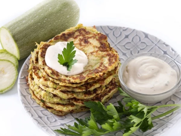 Кабачковые оладьи с курицей: сочные даже после остывания