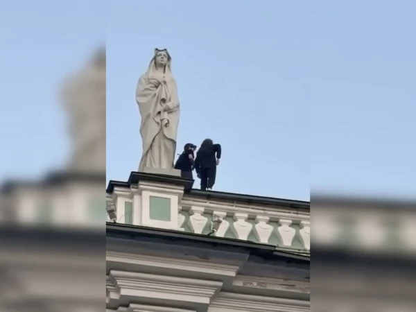 Четверых подростков-руферов задержали после попытки залезть на купола Смольного собора