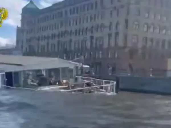 На набережной Макарова частично ушел под воду плавучий ресторан «Акварель Холл»