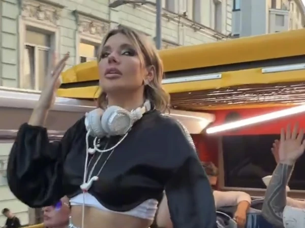 DJ Катя Гусева сыграла сет на крыше двухэтажного автобуса в Москве