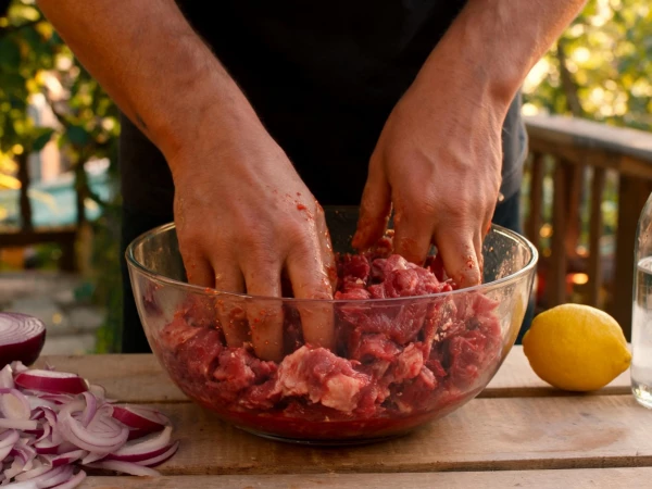 2 ложки в маринад — и через 20 минут мясо мягчайшее: шашлык получается сочнее, чем в шашлычной