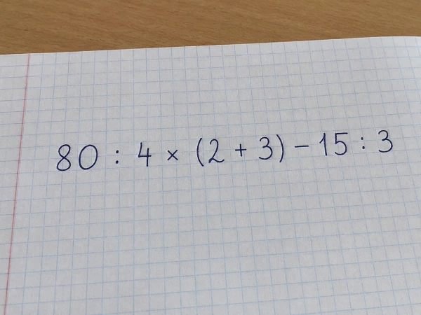80 : 4 × (2 + 3) − 15 : 3: решите пример без калькулятора — даже ребенку под силу 