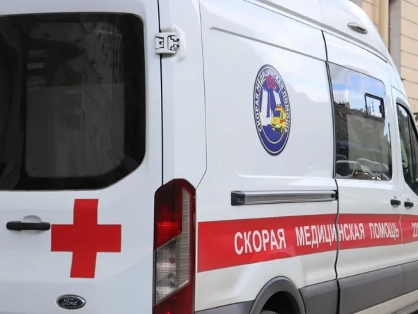 В Петергофе автоледи сбила двух подростков на мопеде