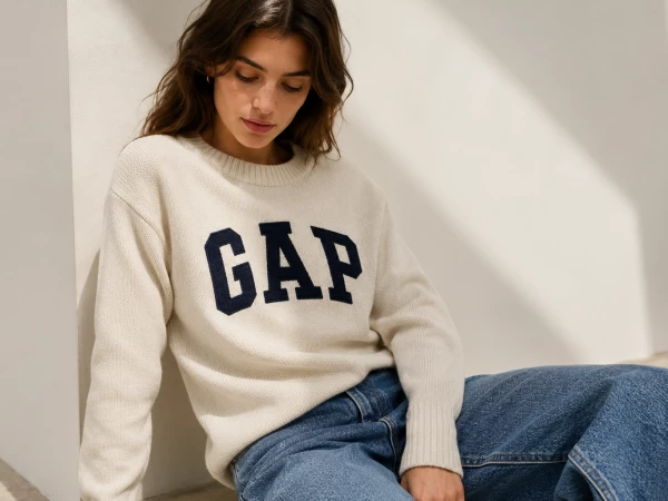 Свитер, который раскупают каждую осень: чем модель Gap привлекла модниц и стала хитом TikTok