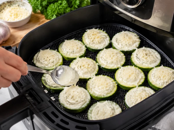 Чистая плита и вкусный ужин за 15 минут: запекаем кабачки под сырной шубкой в аэрогриле