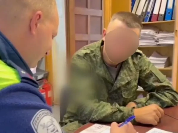 Молодой водитель «БМВ» раскаялся перед жителями Луги за дрифт на парковке ТЦ