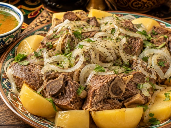 Шедевр из простых ингредиентов: как приготовить идеальное мясо по‑казахски дома