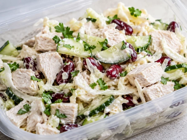 Идея для обеда на работу: делаем вкусный капустный салат с курицей и фасолью в контейнере