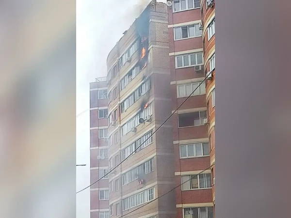 БПЛА попали в два жилых дома в Подмосковье, пожар вспыхнул на заводе