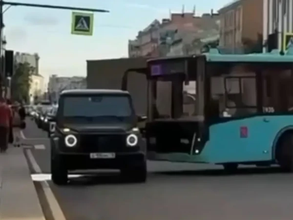 Упрямый водитель «Гелендвагена» уехал в отдел полиции после наглой выходки на Лиговском проспекте