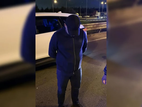 Росгвардия показала пьяного пассажира такси, стрелявшего возле АЗС на КАД