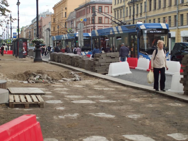 Фоторепортаж ремонта тротуаров на Невском проспекте, вызывающего пробки