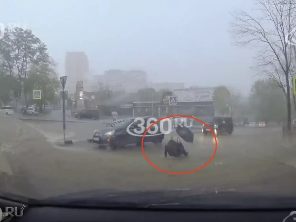 Жительницу Владивостока снесло потоком воды на переходе