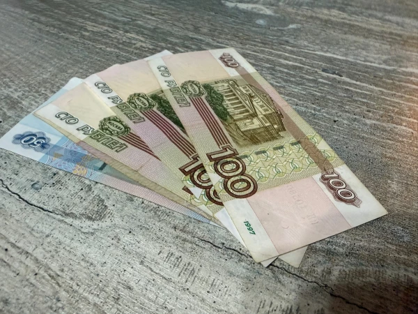 Советские и современные деньги: пересчитали 10, 100 и 500 рублей. Сотня 1985-го — 57 400 рублей