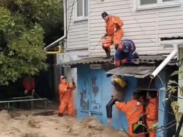 Сотрудники МЧС вызволили из бушующего потока воды 11-летнюю девочку в Крыму